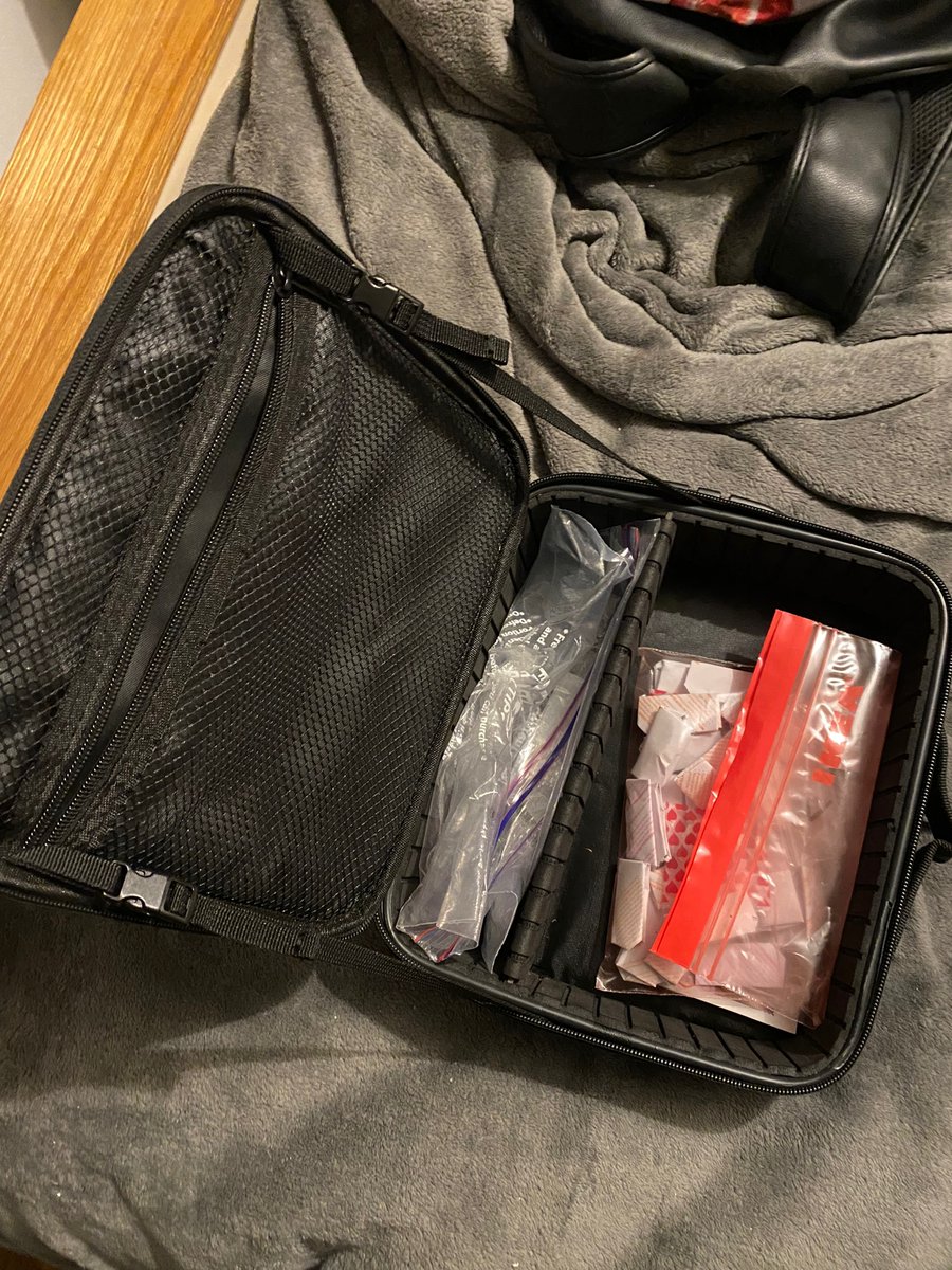 MPSMerton's tweet image. 🦁Response team B East obtained and executed a warrant under section 23 Misuse of Drugs Act at an address in Mitcham this week.

This resulted in a large amount of drugs, both Class A and B being found and a Section 5 Firearm seized.
#MyLocalMet