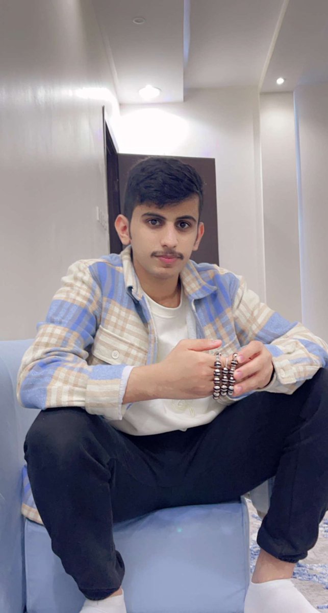 لا تنشدوني ليه عاقد حجاجي
كبدي لها عامين فيها وفيها

اطلب من الله رغبتي واحتياجي
والناس مالي حاجة ٍ في يديها

ولا أغبط اللي ساكن ٍ برج عاجي
قناعتي في وجهي ومحتميها

اوّل عيوبي .. فوضويّ ومزاجي
وآخر عيوبي .. يستر الله عليها