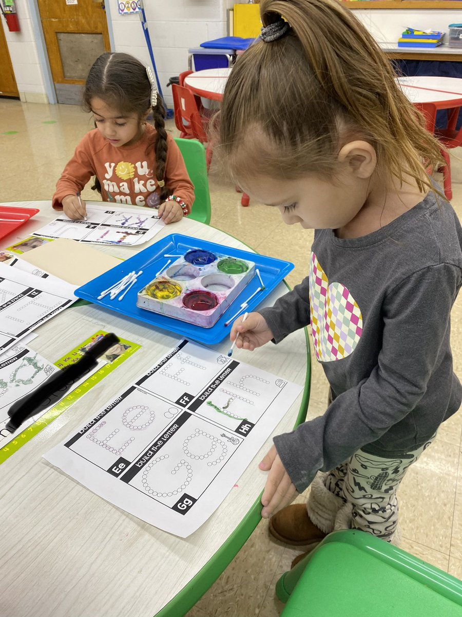 adcs99's tweet photo. There are many ways to learn letters in Pre-k!  Look at these future readers and writers. #BurbankECPrek #Burbank111 https://t.co/r8S5Ircjo4