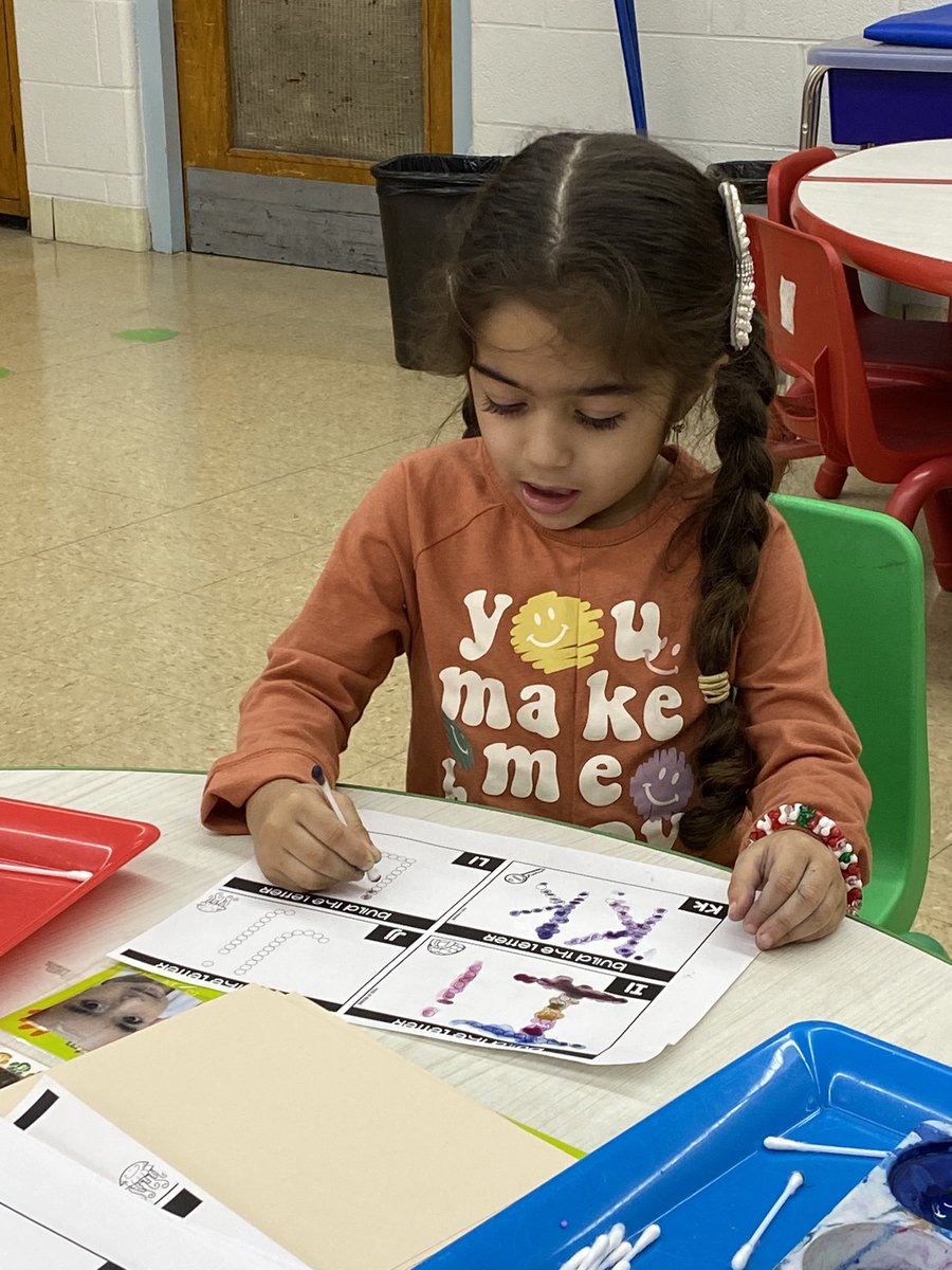 adcs99's tweet photo. There are many ways to learn letters in Pre-k!  Look at these future readers and writers. #BurbankECPrek #Burbank111 https://t.co/r8S5Ircjo4