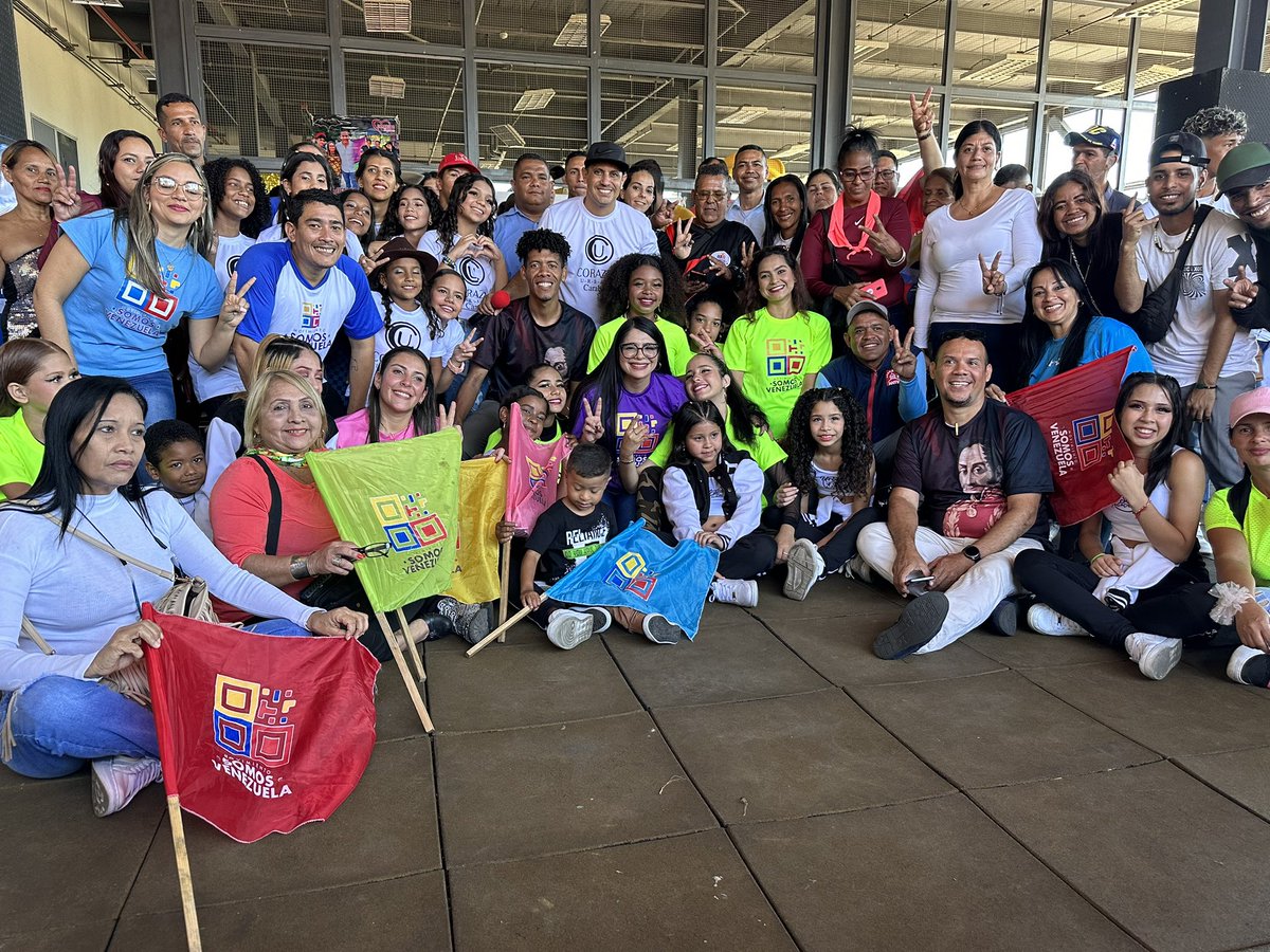 35vanesamontero's tweet photo. Ya son 5 años llevando alegría, esperanza y mucho amor a todos los territorios de nuestro hermoso País. Somos Venezuela es un espacio de inclusión donde todos y todas somos bienvenidxs #5AñosSomosVenezuela 
@MSomosVen @NicolasMaduro https://t.co/Ha9oOY4Ake