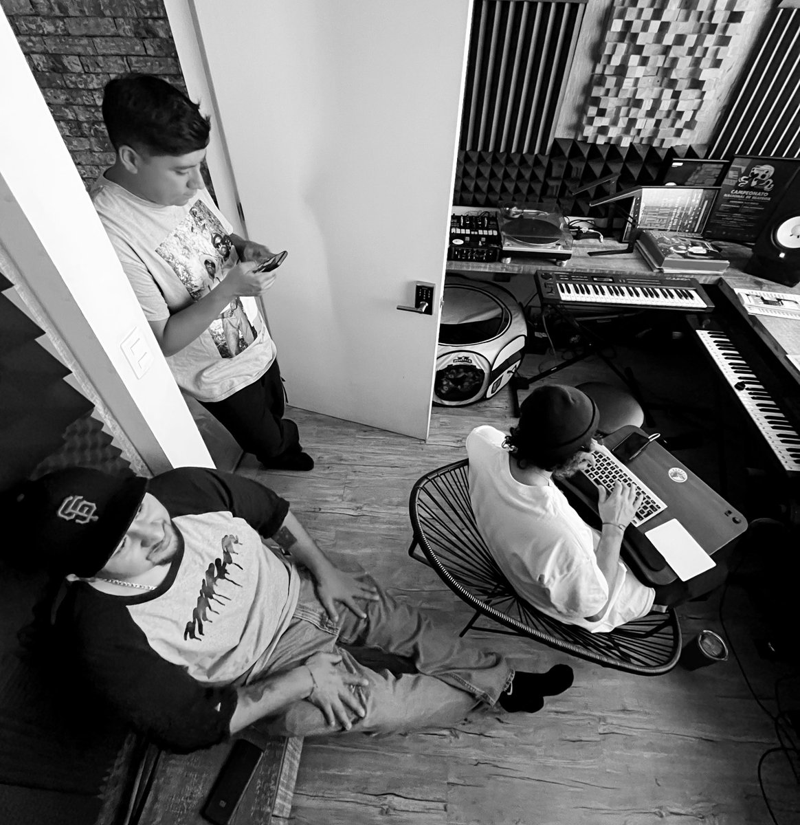 eseguzmanuve's tweet image. Ayer empezamos la jornada de voces. @miguel__soy y yo hicimos un disco increíble; El tercero es pal 23. 🥷