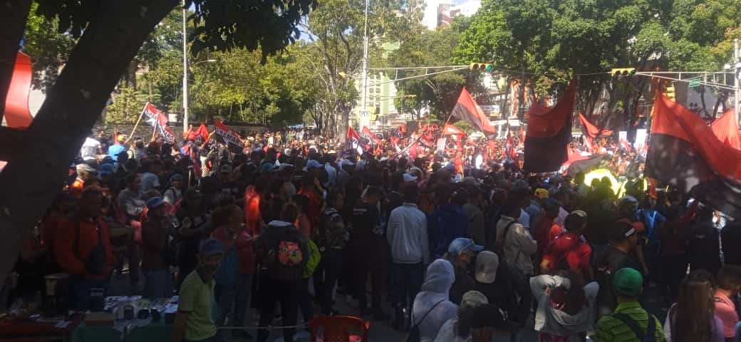 AturesMRT's tweet photo. 🔴⚫ #28enero
 Así el pueblo responde ante el bloqueo por parte del imperio con una avalancha multitudinaria con rebeldía y actitud revolucionaria!! Vamos tupaaa!! Los rebeldes somos más ✊
@NicolasMaduro 
#AmazonasMRT
#tupamaroConMaduro
#TupamaroAntiimperialista https://t.co/IgBCDMFSeL