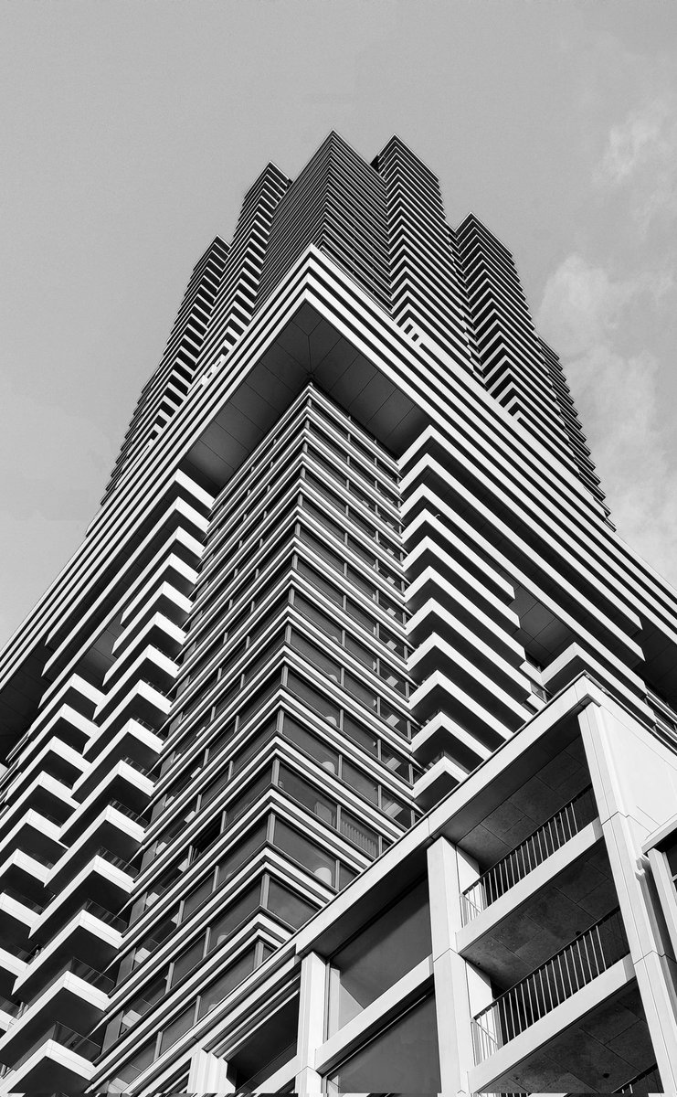 zzapback's tweet photo. Cooltoren vanmiddag, ff snel.
#Cooltoren #architectuur #Rotterdam https://t.co/GqVxuekjMP