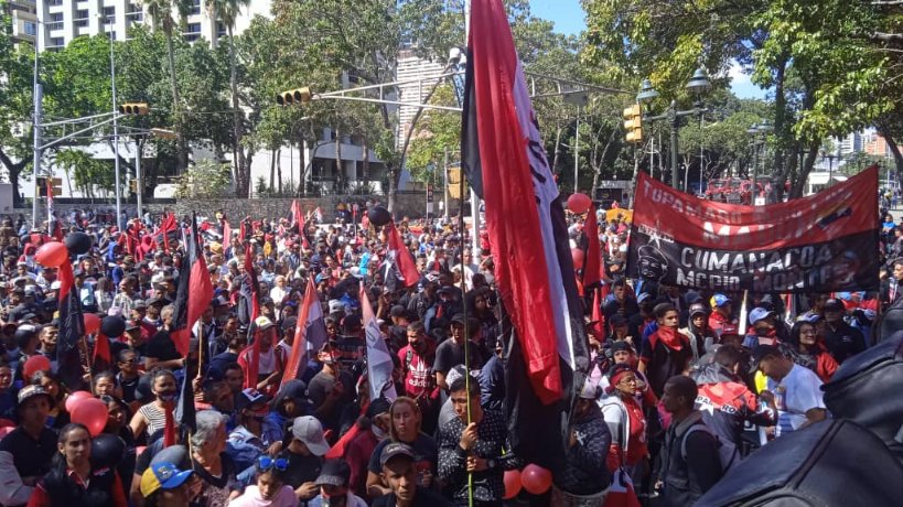 AturesMrtMcpio (@aturesmrt) on Twitter photo 🔴⚫ #28enero
Así el pueblo responde ante el bloqueo por parte del imperio con una avalancha multitudinaria con rebeldía y actitud revolucionaria!! Vamos tupaaa!! Los rebeldes somos más ✊
<a href="/NicolasMaduro/">Nicolás Maduro</a>
#AmazonasMRT
#tupamaroConMaduro
#TupamaroAntiimperialista 🔴⚫ #28enero
Así el pueblo responde ante el bloqueo por parte del imperio con una avalancha multitudinaria con rebeldía y actitud revolucionaria!! Vamos tupaaa!! Los rebeldes somos más ✊
<a href="/NicolasMaduro/">Nicolás Maduro</a>
#AmazonasMRT
#tupamaroConMaduro
#TupamaroAntiimperialista