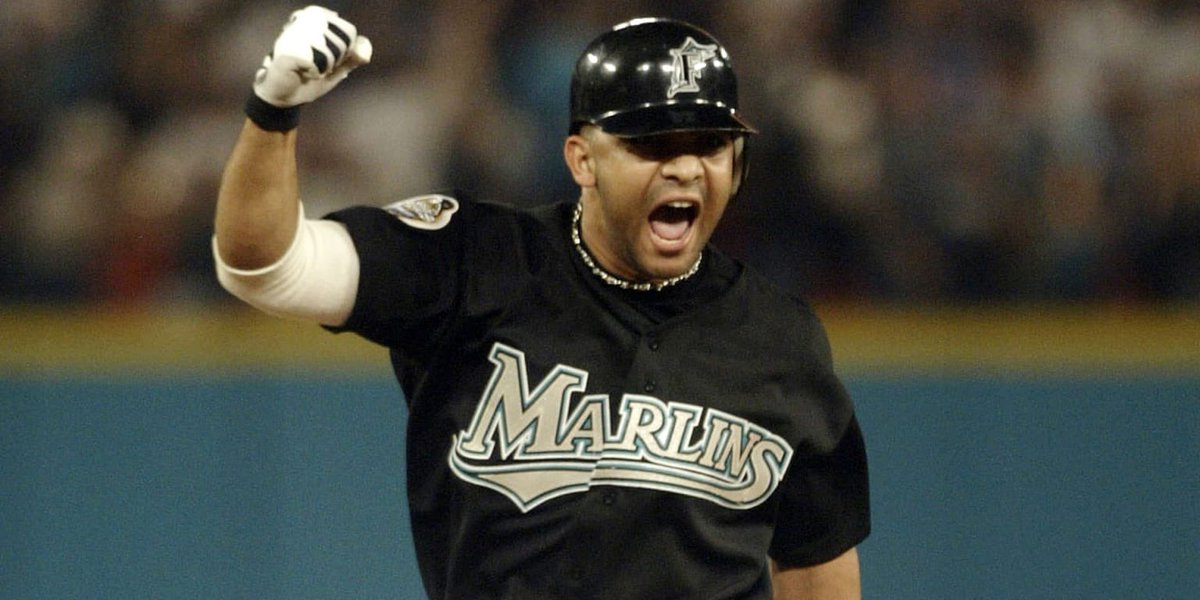 SportsVene's tweet photo. ¿Recuerdan cuando Álex González dejó en el terreno a los Yankees de Nueva York en el Juego 4 de la Serie Mundial de 2003? https://t.co/K6WLf8IAxA