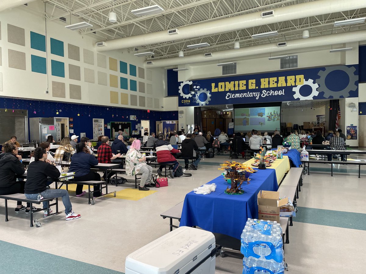SuprTekTalk's tweet image. Look at all these ⁦@ClarkCountySch⁩ educators getting their #legofun on at our 2nd annual #LEGOsummit . Thanks ⁦@LEGO_Education⁩! ⁦@HeardESMagnet⁩