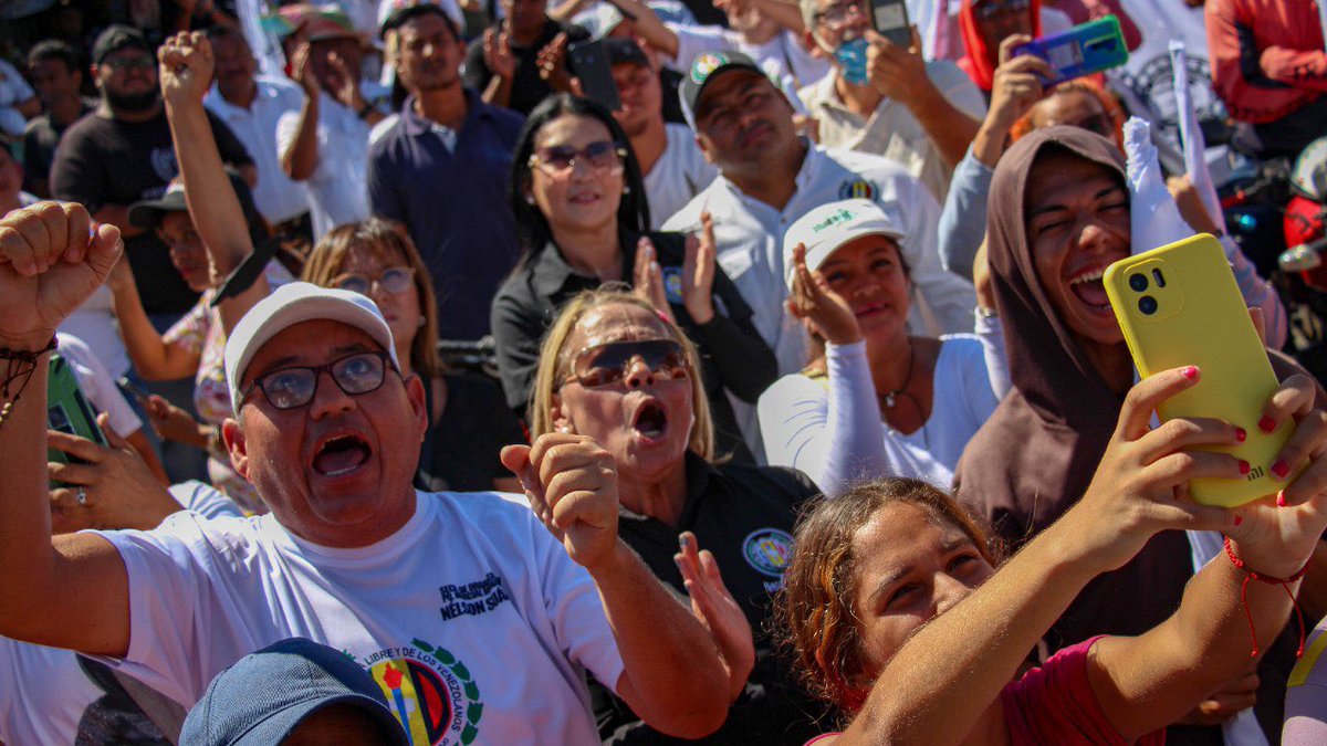 prospericarlos's tweet photo. ¡Seguimos adelante por Venezuela! Desde el municipio San Francisco, Parroquia Domitilia Flores en el #Zulia comprometidos con recuperar los campos petroleros y ponerlos al servicio de todos los venezolanos. 

Vamos a reimpulsar la economía de esta región tan importante. #28Ene https://t.co/85FEgXNPVR
