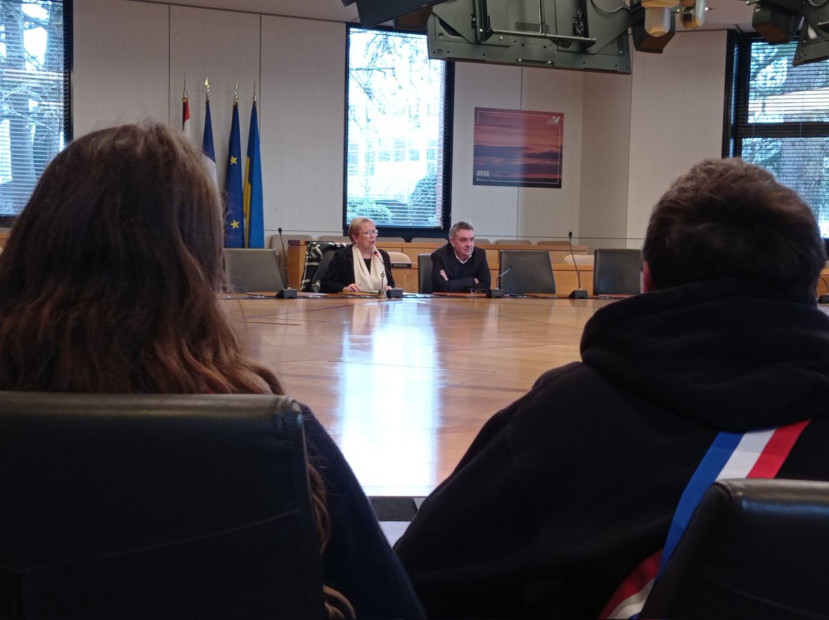 Groupe_UVO's tweet photo. [#CITOYENNETÉ]
✅ Visite cet après-midi du Conseil municipal des jeunes de @VilleCormeilles à la découverte du Conseil départemental du @valdoise : de nombreux échanges avec Madame la Présidente @mc_cavecchi et @yannickboedec sur le rôle du Département et l'engagement des élus https://t.co/serdZgsxwT