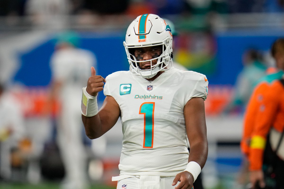 FanDuel's tweet photo. Who would you rather start an NFL franchise with? 🤔

❤️ for Tua Tagovailoa
🔁 for Daniel Jones 

#FinsUp | #TogetherBlue https://t.co/vtaZH3IS8W