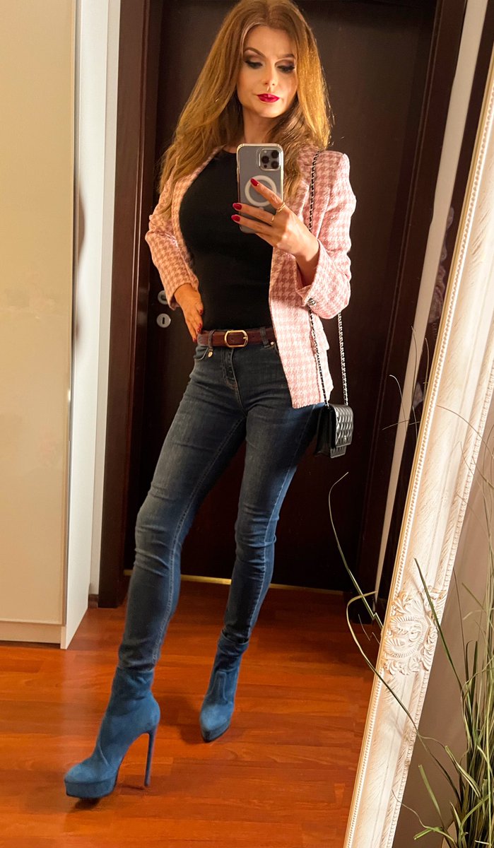 MistressNylons's tweet photo. Happy weekend! #casadeiboots #legsfordays https://t.co/OCEozf85Mo