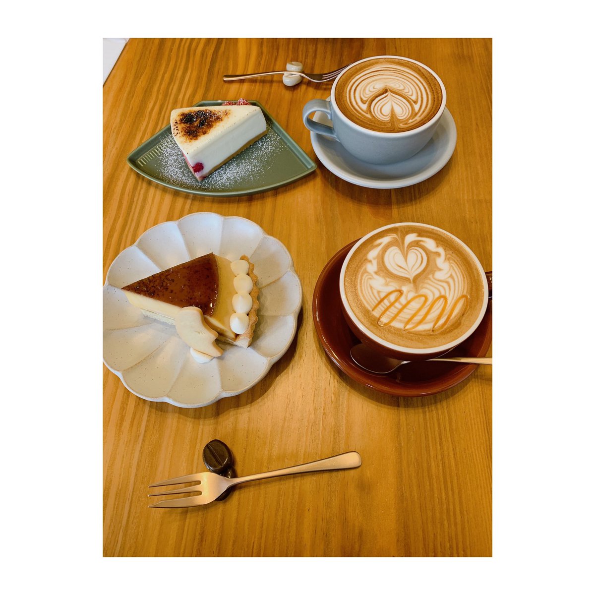 K3787r74Wj5va53's tweet photo. かえる寺の近くにまた新しいCafeできてた。⛄️少し吹雪いてる中、かえる寺で
冷えたので、美味しいケーキと温かい☕️で、温まったよ😊
かわいいお店。
プリンタルトもキャメルラテも美味しかった😋♡幸せ♡
#BLUEMOONCafe
#小郡
#プリンタルト
#キャラメルラテ https://t.co/U7qcIjmX8s