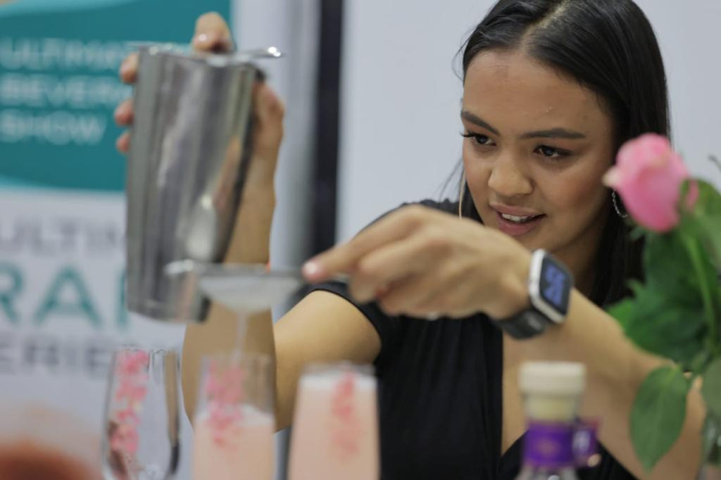 AllsportExpo's tweet photo. Day 2 of the Ginologist cocktail competition saw another 7 contestants demonstrating their mixing skills to deliver a drink that 'Savours the Moment'. #ultimatebeverage #cocktails #schweppes #ginologist https://t.co/DNpu02c5oF