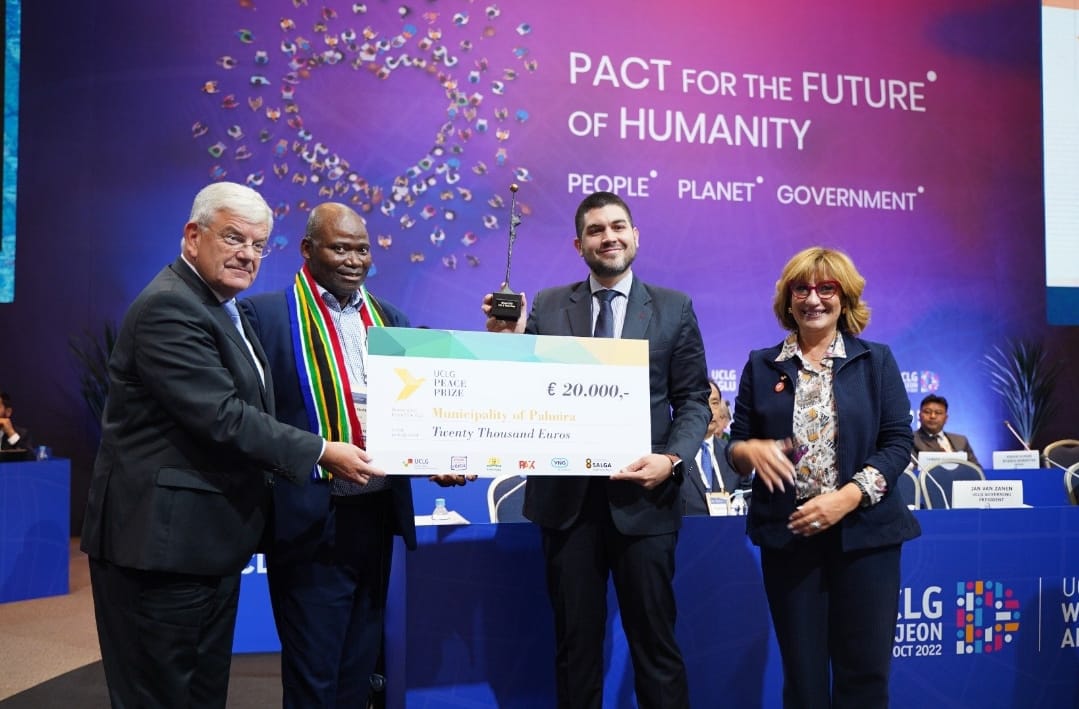 ffernandezp3's tweet image. 1. Palmira ganó el Premio Internacional de Paz. Entre los finalistas, se encontraba Mersin, Mishiha, Monterrey y Recife.

#PAZOS fue reconocido por ser una estrategia integral al atender las causas estructurales de la violencia y el delito de una forma innovadora🕊️.