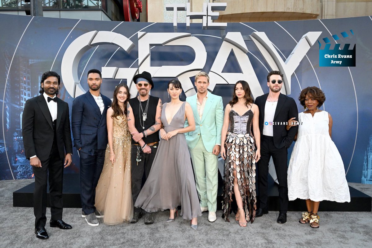 Cevans_Army's tweet photo. ⭐️ Chris e o elenco de “The Gray Man”
durante a Première de Los Angeles.
#chrisevans #thegrayman #lloydhansen #trashstache https://t.co/sEpdkivsiN
