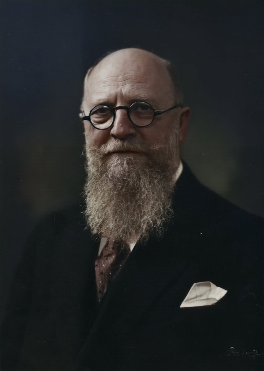 MaxOPedersen's tweet image. Vildt imponeret over Photoshops Neural Filters i Betaudgaven - Farvelægningen af Stauning herunder har taget fem minutter i alt! Virker særlig godt på portrætter - Andre billeder kræver lidt mere historisk malebogsarbejde bagefter.