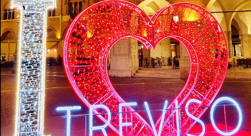 Treviso città degli innamorati: grandi cuori lumi...