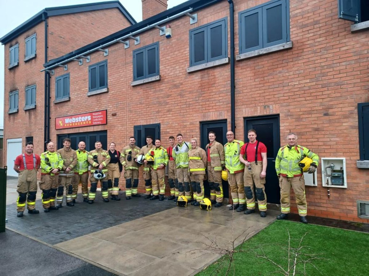 Today white watch along with @SandbachFS completed some cross boarder training with Sandyford fire station at our training centre in Winsford.

We simulated a row of terrace houses on fire with people trapped inside.

@StaffsFire 
#CrossBoarder #Training #999