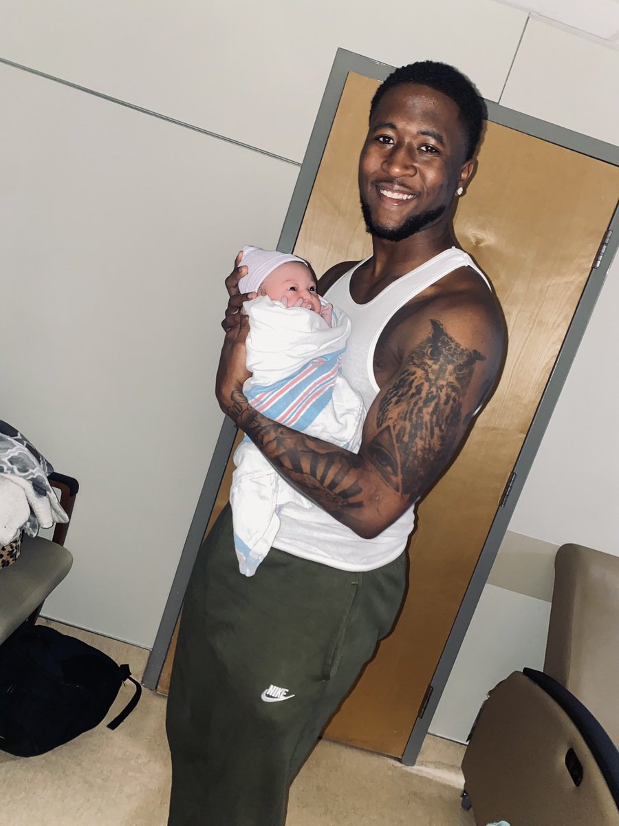 mstray22's tweet photo. Can’t believe my daughter finna be 1 on Tuesday I remember watching your birth like it was yesterday https://t.co/t9X9DzTBVg
