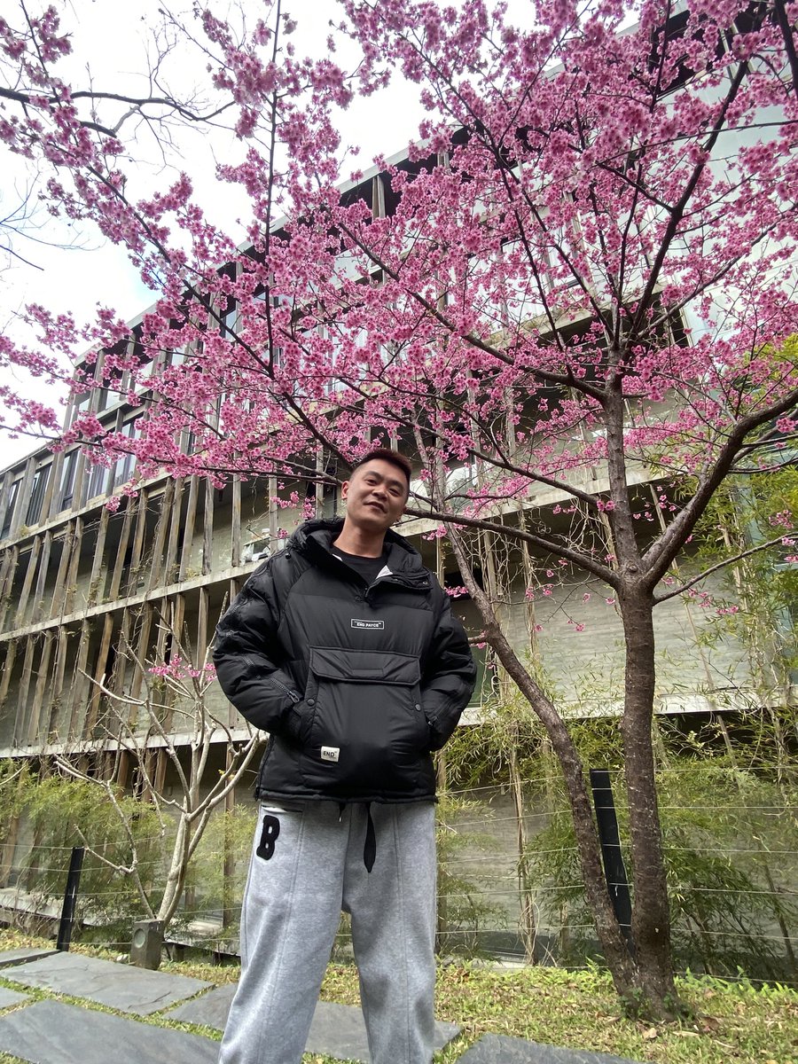 大家各位兄弟姐妹新年快樂
台灣天氣冷冷就來泡一下呀～

泡一泡還可以吹吹～
男湯！就是賞鳥呀～
可是⋯
好多異男好黑！