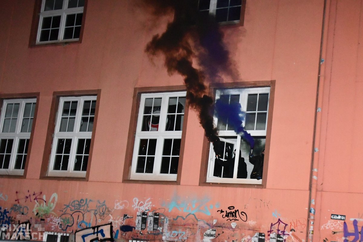Pixel_Matsch's tweet photo. Gestern wurde im #Oldenburg|er Bahnhofsviertel ein Haus von @Freiraum_RSE besetzt. In dem Haus befanden sich bis 2020 der Fantreff vom #VfBOldenburg und die #AIDSHilfe. Die #Besetzung sollte auf den massiven Leerstand in Oldenburg aufmerksam machen. #ol2701 https://t.co/J5uTo2BYFc