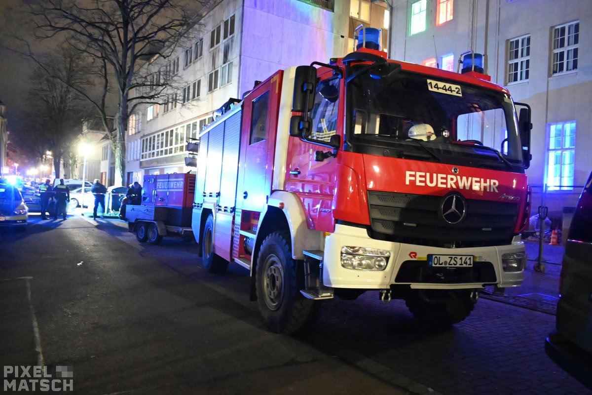 Pixel_Matsch's tweet photo. Gestern wurde im #Oldenburg|er Bahnhofsviertel ein Haus von @Freiraum_RSE besetzt. In dem Haus befanden sich bis 2020 der Fantreff vom #VfBOldenburg und die #AIDSHilfe. Die #Besetzung sollte auf den massiven Leerstand in Oldenburg aufmerksam machen. #ol2701 https://t.co/J5uTo2BYFc