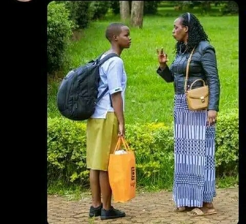 MLianah20's tweet photo. Nkusindise kusoma😏ssi kwasama mu dorm mbu sili regular nio nio😂 https://t.co/6ZE1Agp5Ih