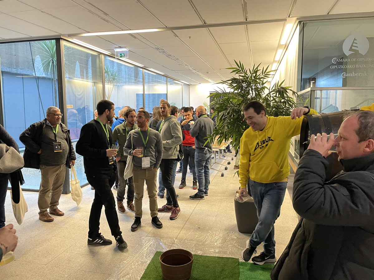 Networking + Pizza en #sidralytics. Había ganas de verse las caras y socializar un poco 🍕🥃. 
¡A la noche, más! 🎉 #txotx