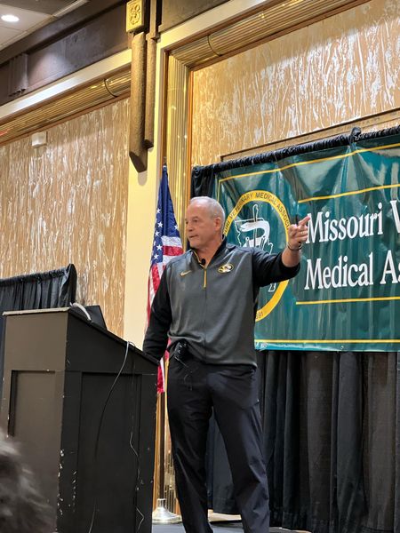 gpmade_'s tweet photo. Coach Pinkel had the privilege of providing the keynote address to the Missouri Veterinary Medicine Association, sponsored by ProPartners Wealth. Coach spoke about leadership and overcoming adversity. #GPMADE https://t.co/2cZD8Qgc7b