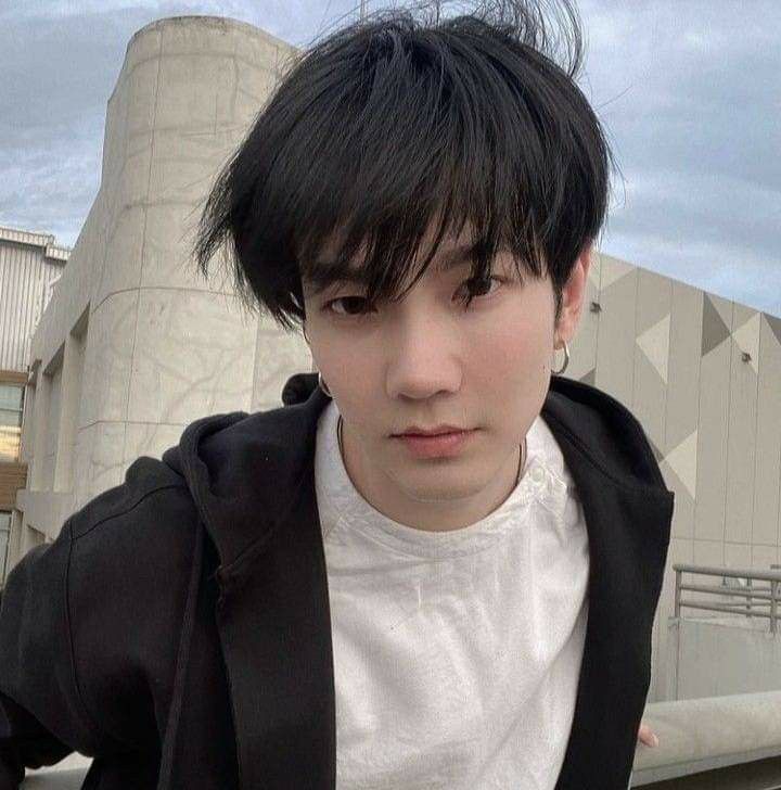 Bl1Series's tweet photo. ¿Se estas escuchando?, no van a dejar de apoyar a todos los chicos en sus carreras solo por la decisión de Build, a el no le gustaria que le quiten el apoyo a la empresa, recuerden que el renuncio y le tiene mucho afecto a P'Pond 😔

#BeyourluvexBuild https://t.co/larqAO65XV