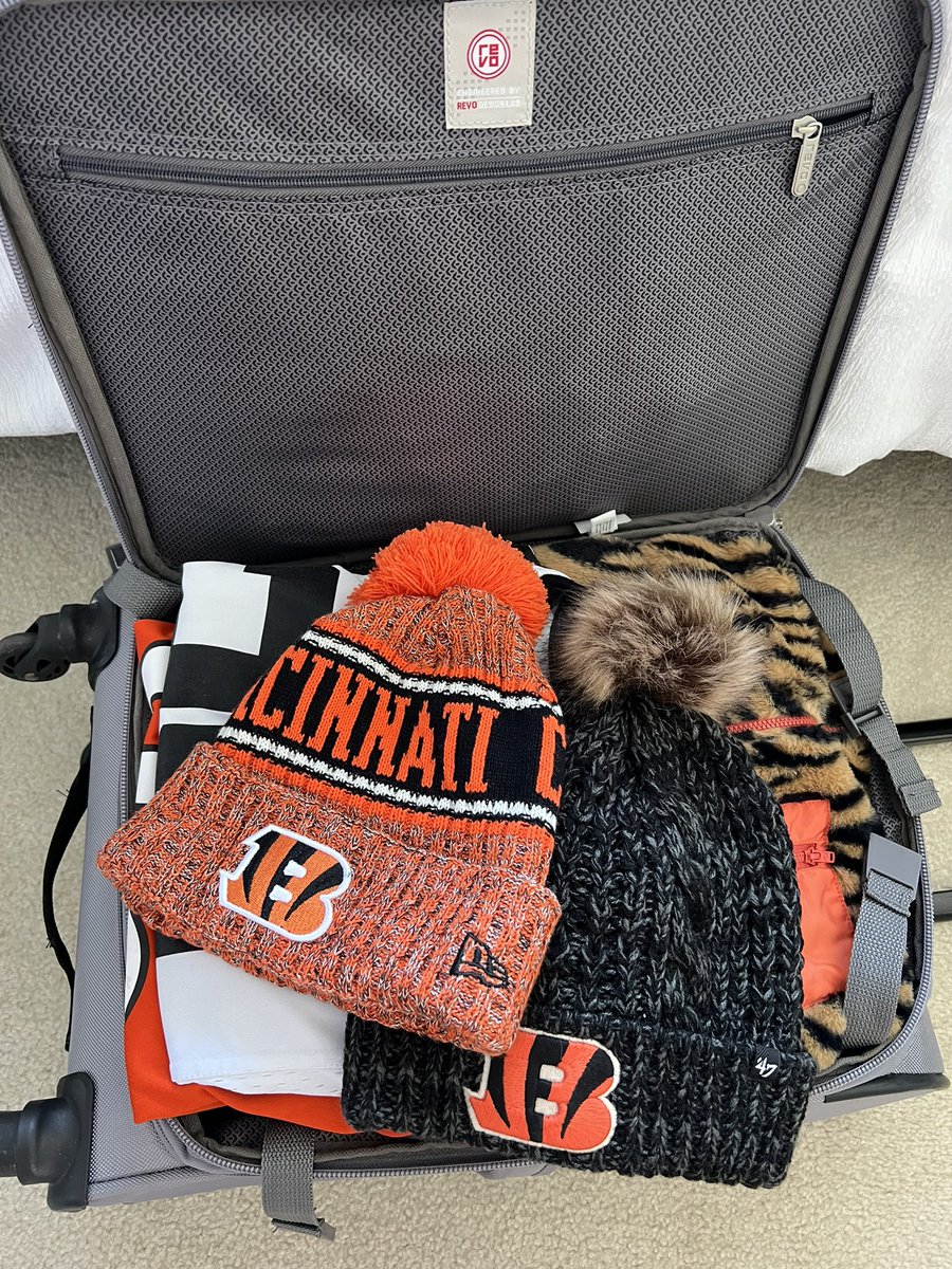MonnnRenee's tweet photo. I can’t believe this!! I can’t wait to be in that stadium cheering on the @Bengals !! Thank you @WilliamsHandD &amp; @TrayveonW !! Who Dey 🧡 make sure you guys give them a follow them!! #RuleTheJungle  #Whodey https://t.co/BtvMcWRPLO