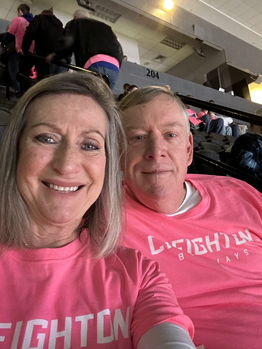 shhol255's tweet photo. @BluejayMBB #GoJays  Beat Cancer Beat Xavier 💗💙🏀💗💙 https://t.co/y8Y3v7UGR4