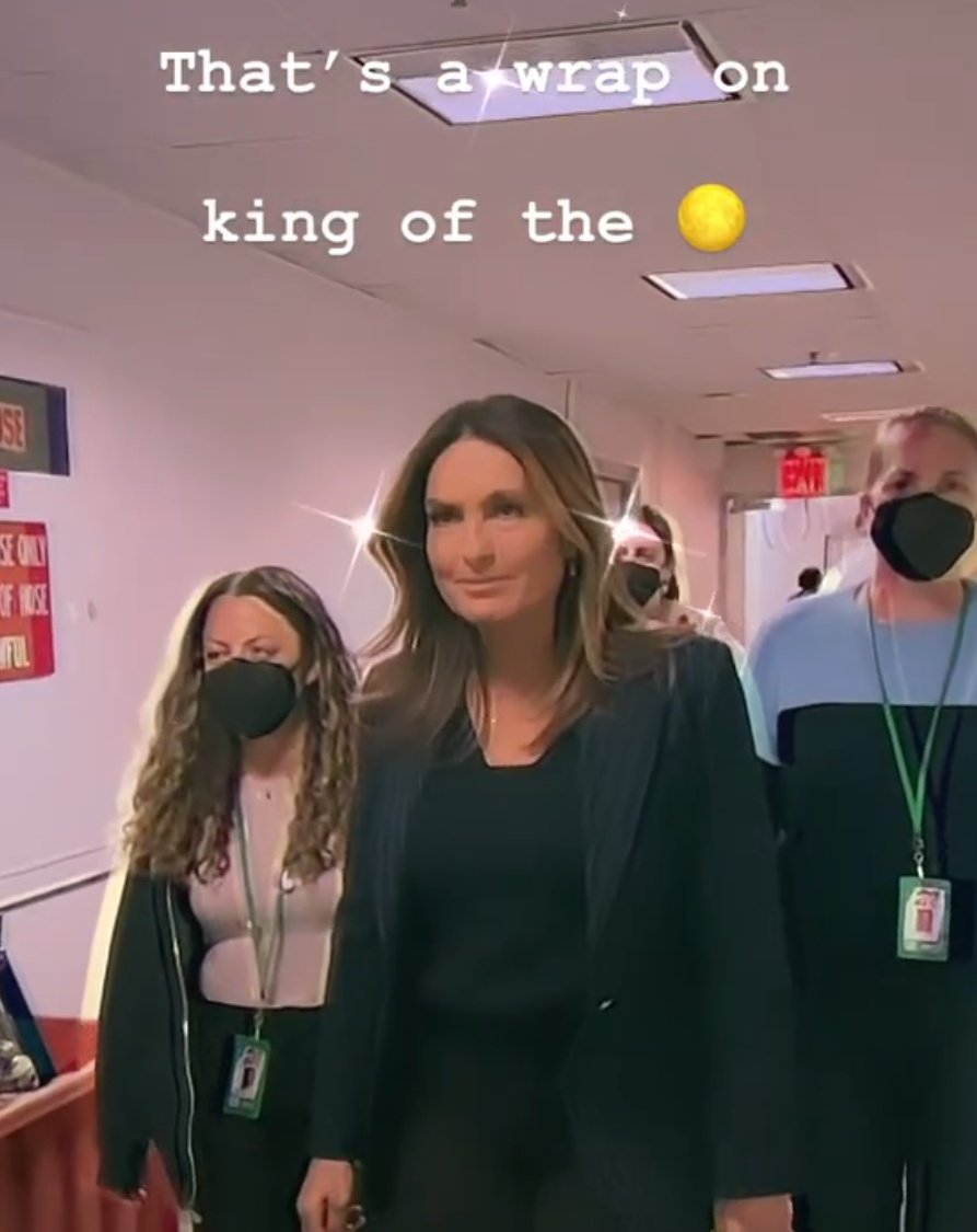 Chriska_EO_'s tweet image. That smirk 🥰😌😏 impossible not to love it @Mariska ❤️
#BadassQueen #CecilBHargitay 
#mariskahargitay #CaptainMyCaptain #svu #director #episode15 #KingOfTheMoon #LawAndOrder