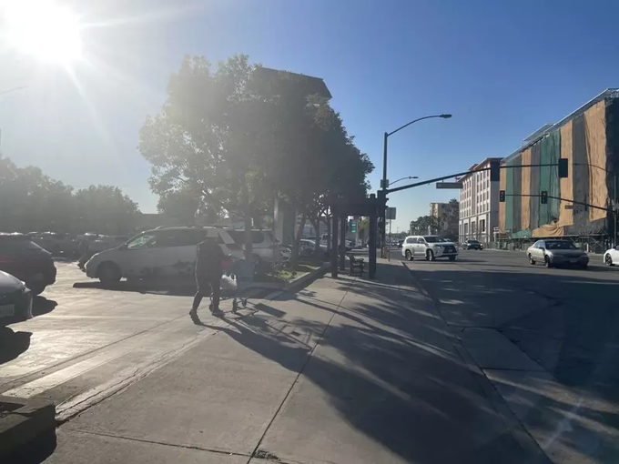 Syndicate650's tweet image. 圣盖博闹区亚裔夫人在超市外面遭遇抢劫，劫匪抢走了这位妇人的钱包，两名抢匪作案后沿着Valley大道往东方向逃跑。警方母亲还没有抓到抢匪。在这次的抢匪过程中抢匪只是朝地上开了一枪，所幸没有人员伤亡，老妇人也只是受到了轻伤