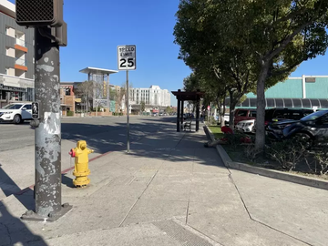 Syndicate650's tweet image. 圣盖博闹区亚裔夫人在超市外面遭遇抢劫，劫匪抢走了这位妇人的钱包，两名抢匪作案后沿着Valley大道往东方向逃跑。警方母亲还没有抓到抢匪。在这次的抢匪过程中抢匪只是朝地上开了一枪，所幸没有人员伤亡，老妇人也只是受到了轻伤