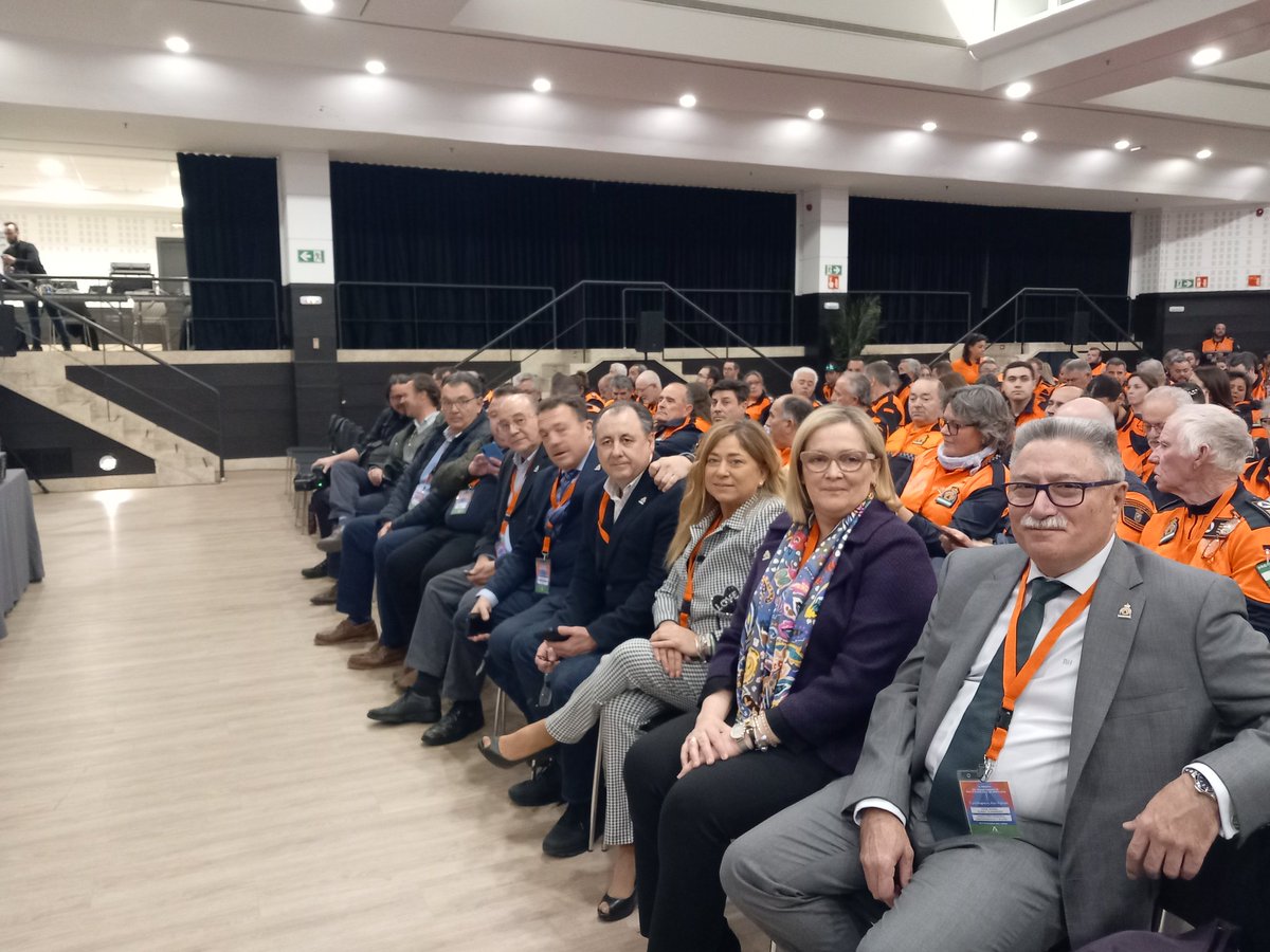 E112Andalucia's tweet photo. Las #JornadasVoluntariadoPC cuentan con la presencia del director de #Emergencias @amunozmartin, la Jefa regional de #PC y los responsables del las ocho provincias, así como el Coordinador  regional de @E112Andalucia https://t.co/x73O4oXgcs