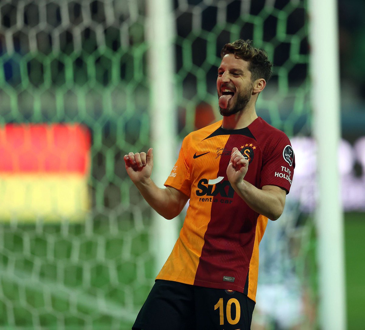 GalatasaraySK's tweet photo. 🔟 Golün ardından @D_Mertens_10 👅

#GRSvGS https://t.co/IOxvHY3Dat