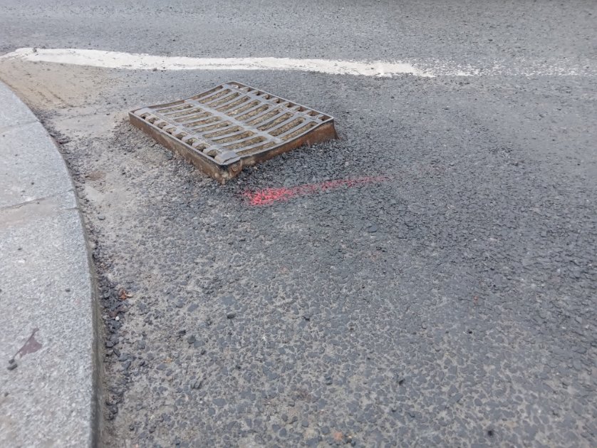 ThurlesHour's tweet photo. Careful with your tyres at #BowesCorner   #Thurles as you leave Butler Avenue and try to turn left towards Holycross  @ThurlesMD @TipperaryCoCo  - maybe have a word with the. contractor? https://t.co/wHsXogoIq2