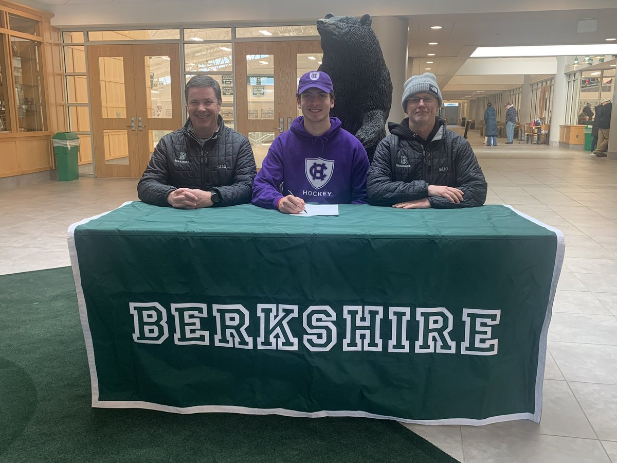 Congratulations to 🐻 Danick Leroux ‘23 on his commitment to play Div. I hockey for <a href="/HCrossMHockey/">Holy Cross M. Hockey</a>. #GoBears