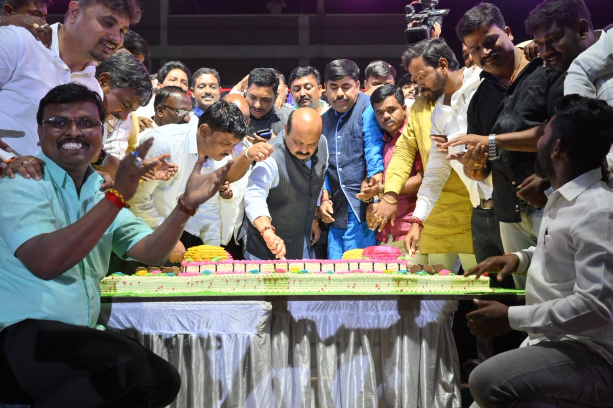 AmitSUpadhye's tweet photo. #Karnataka CM @BSBommai cuts cake on his birthday at his constituency with his supporters in #Shiggon in #Haveri district @NewIndianXpress @XpressBengaluru @KannadaPrabha @KiranTNIE1 https://t.co/Qwtzl8aZoG