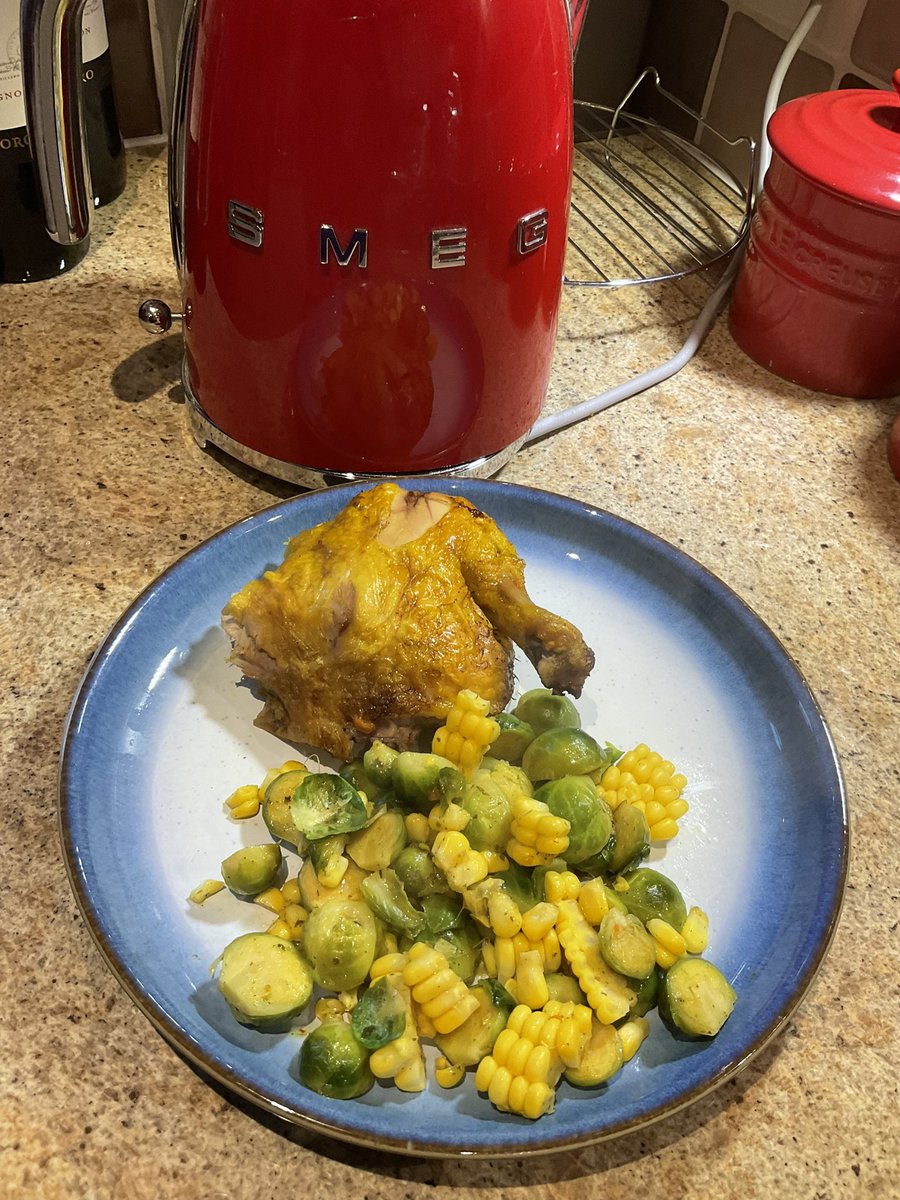 BeeNubian's tweet image. Air fried whole chicken with Brussels sprouts and sweet corn. #FatBellyProject . #CookedFromScratch @leesah_zimbo @RegondoZiso @SMununuri @ngaapinde @OfficialJoyous @TeamFuloZim @voncakey @afroking_jonty @Elorm_Alek @IamSojiSamuel