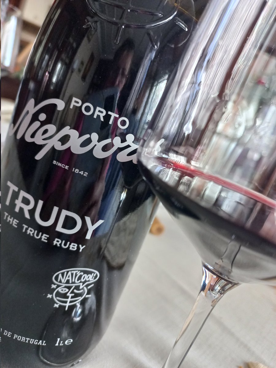 susublanca's tweet image. 19.5 grados que se beben solos...guindas licorosas y un rica acidez. Sobremesas molonas!!🍒💃
#enelsursepierdeelnorte #niepoort
#contubernio #porto