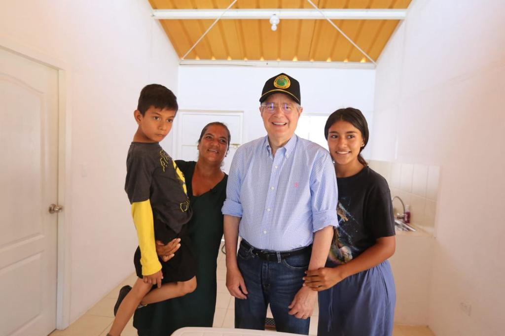 Cexterior's tweet photo. Top story: @Presidencia_Ec: '¡80 familias de Shushufindi recibieron su hogar!

El presidente @LassoGuillermo entregó esta urbanización que cuenta con espacios para emprendimientos, centro comunitario, parque infantil, h… https://t.co/1cS5ixVrpG, see more https://t.co/EOMUeqERc3