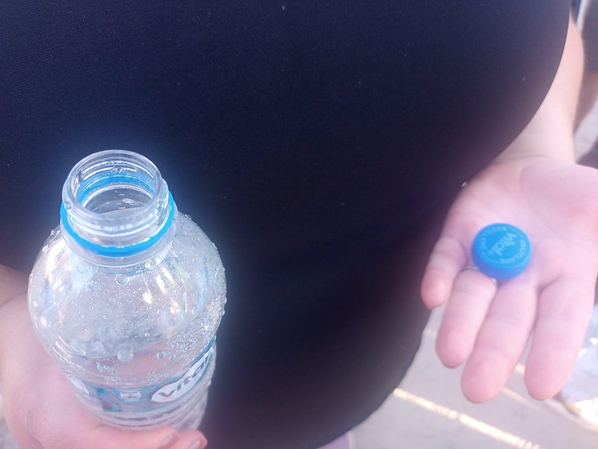 Priscy0701's tweet photo. @germancodina festival sin tapa en la botellas pero a la entrada venden agua con la tapa o soy muy pava o no entiendo exijo una explicación https://t.co/wr5ajBydKD