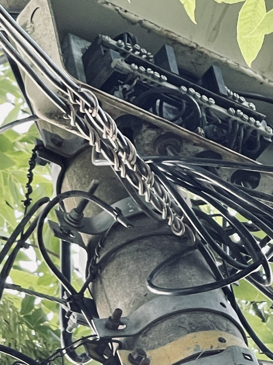 gvallegretti's tweet photo. @OficialEdesur Cliete de Ezeiza, hace una semana que se corta la energía y regresa cuando quiere, me canse de informar el inconveniente que es la caja de conexion o el cable de bajada, reparen esto, cliente 1525036 https://t.co/BZDVL2coxl