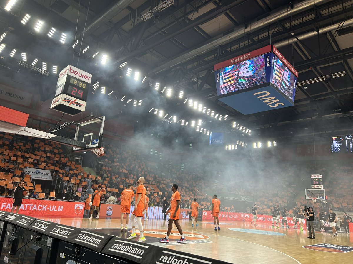 ts06122016's tweet photo. ratiopharm arena VOLL wie früher. Stimmung auch. Dazu eine Mega Choreo. Und auch die Leistung der Spieler einfach super. Geilste Party der Doppelstadt. Aber wir sind mitten in der Saison. Also stay humble. Damit wir das noch öfters erleben https://t.co/313Xu1qN8P