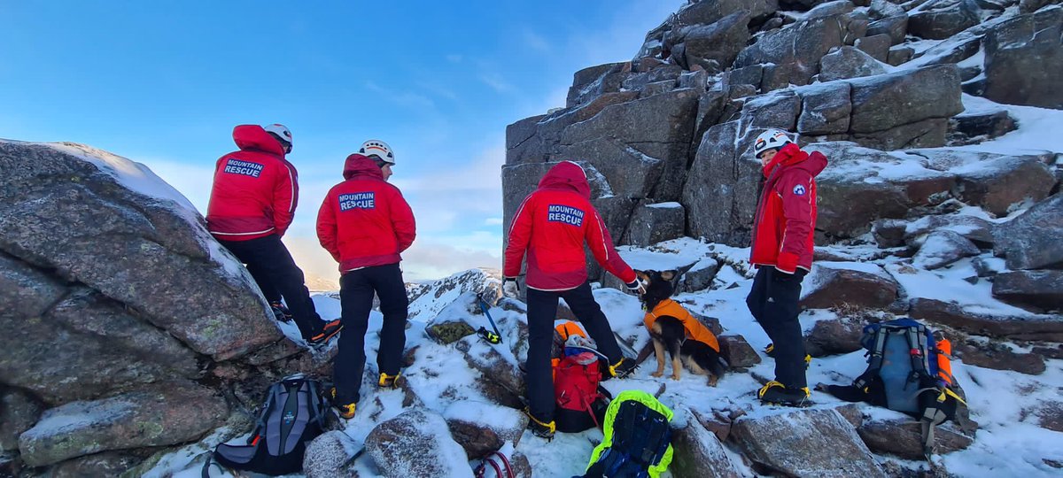 Taking a break along the Fiacali Ridge #thinkWinter #beadventuresmart #Scotwinter