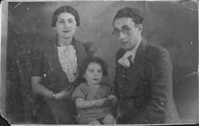 AuschwitzMuseum's tweet photo. 28 January 1936 | A Dutch Jewish girl, Femmy Rika Keijzer, was born in Zwolle.

In October 1942 she was deported to #Auschwitz and, after selection, murdered in a gas chamber. Her parents - Semmie and Sophia - also perished in the camp. https://t.co/cpKIcG6vco