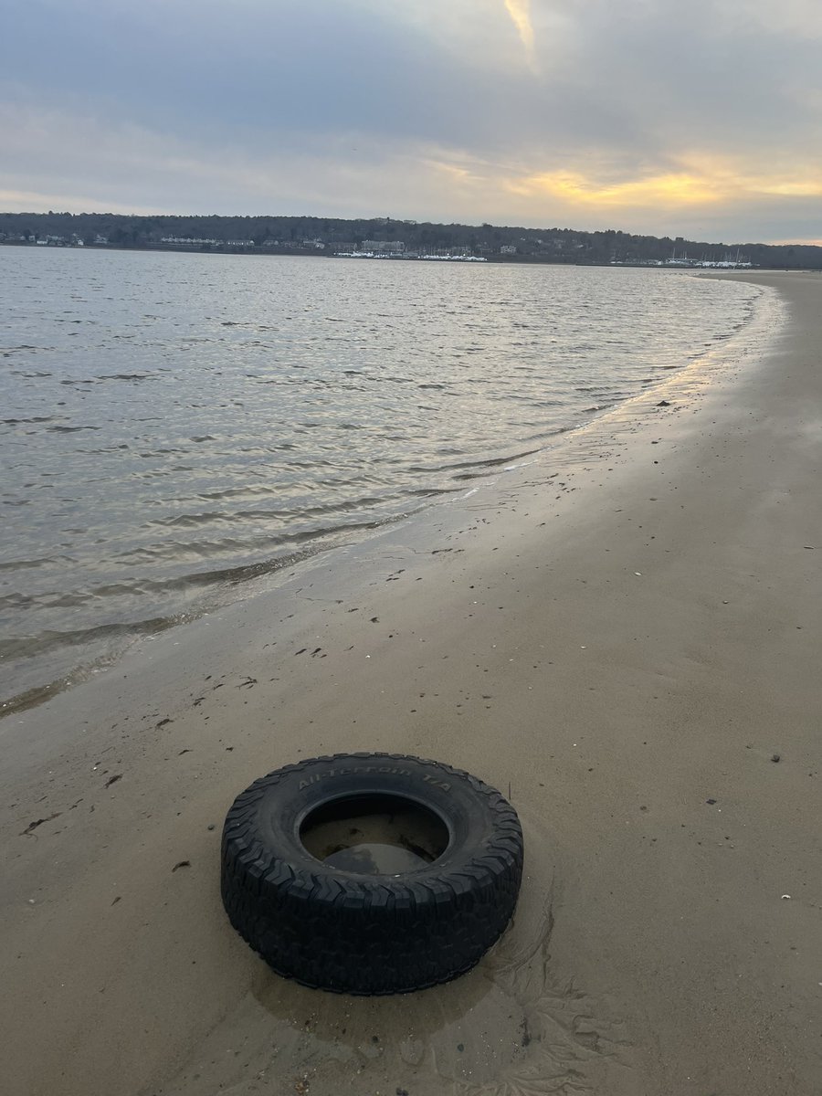 chrislb104's tweet photo. Sunset beach clean be back for 🛞 tomorrow. @LlangattockPick @ecoRInews @RILitterPickers @2minuteHQ #buttonwoodsbeach https://t.co/eNldmTkMoU