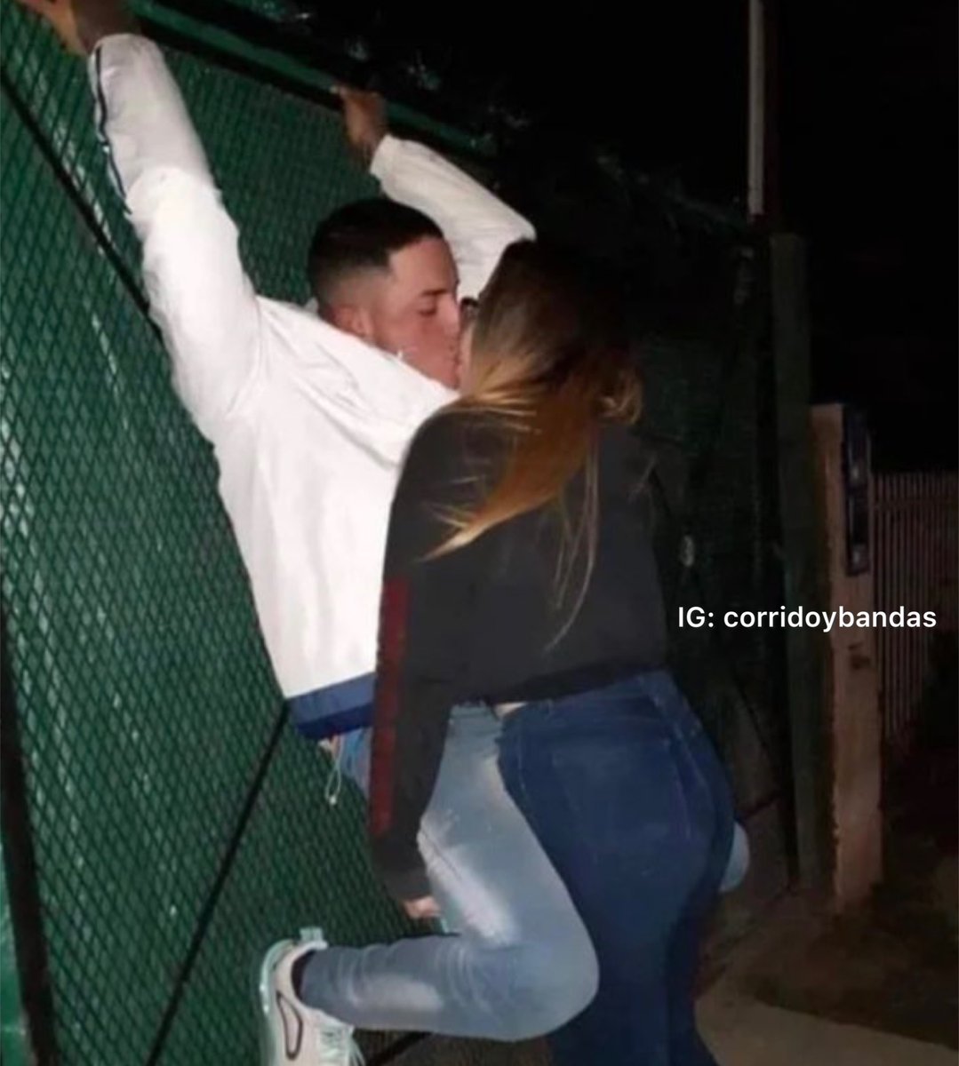 Cuando ella paga toda la salida, ni modo uno tiene que aflojar.